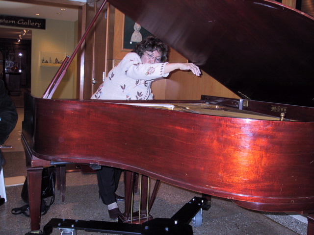 Victoria Bragin,Rehearsing Crumb's Vox Balaenae ... with a strum ...